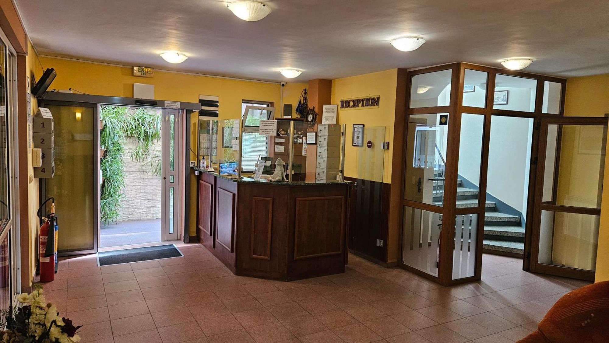 Caprice Family Hotel Varna Extérieur photo