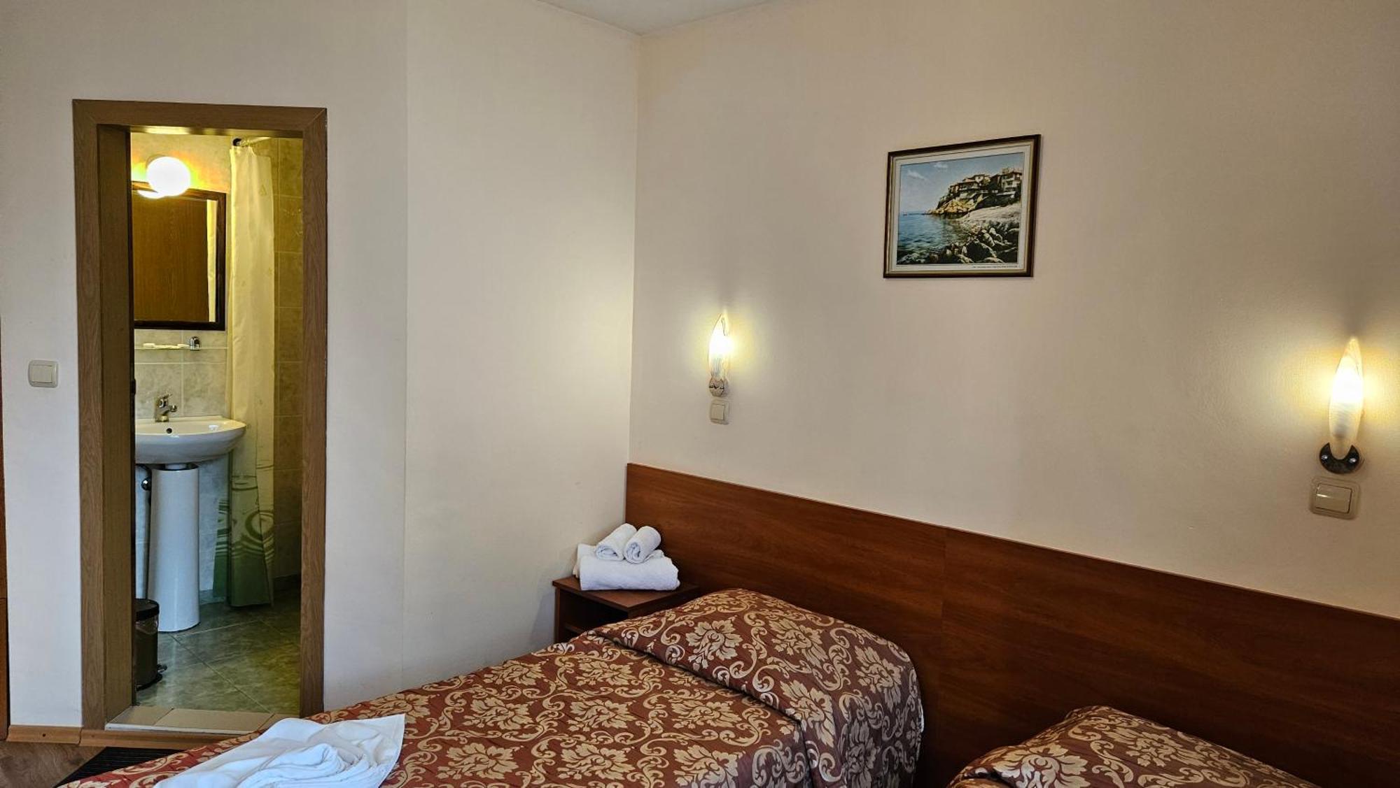 Caprice Family Hotel Varna Extérieur photo