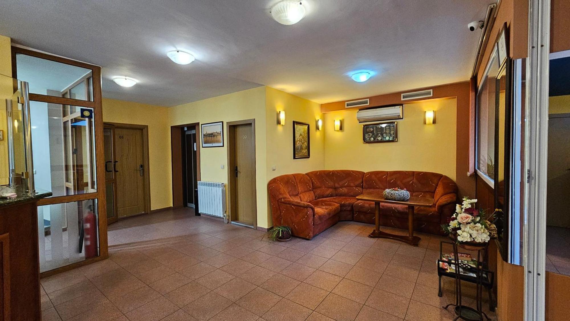 Caprice Family Hotel Varna Extérieur photo