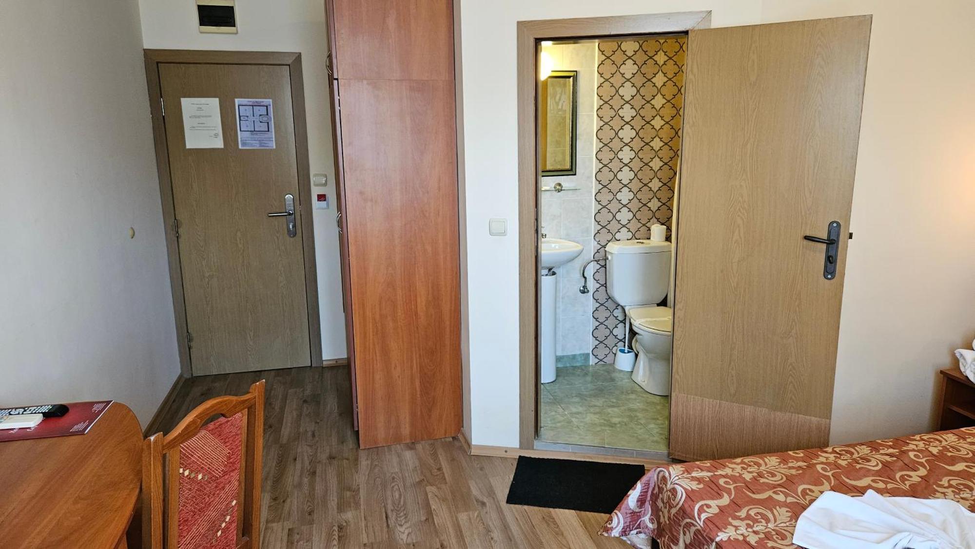 Caprice Family Hotel Varna Extérieur photo