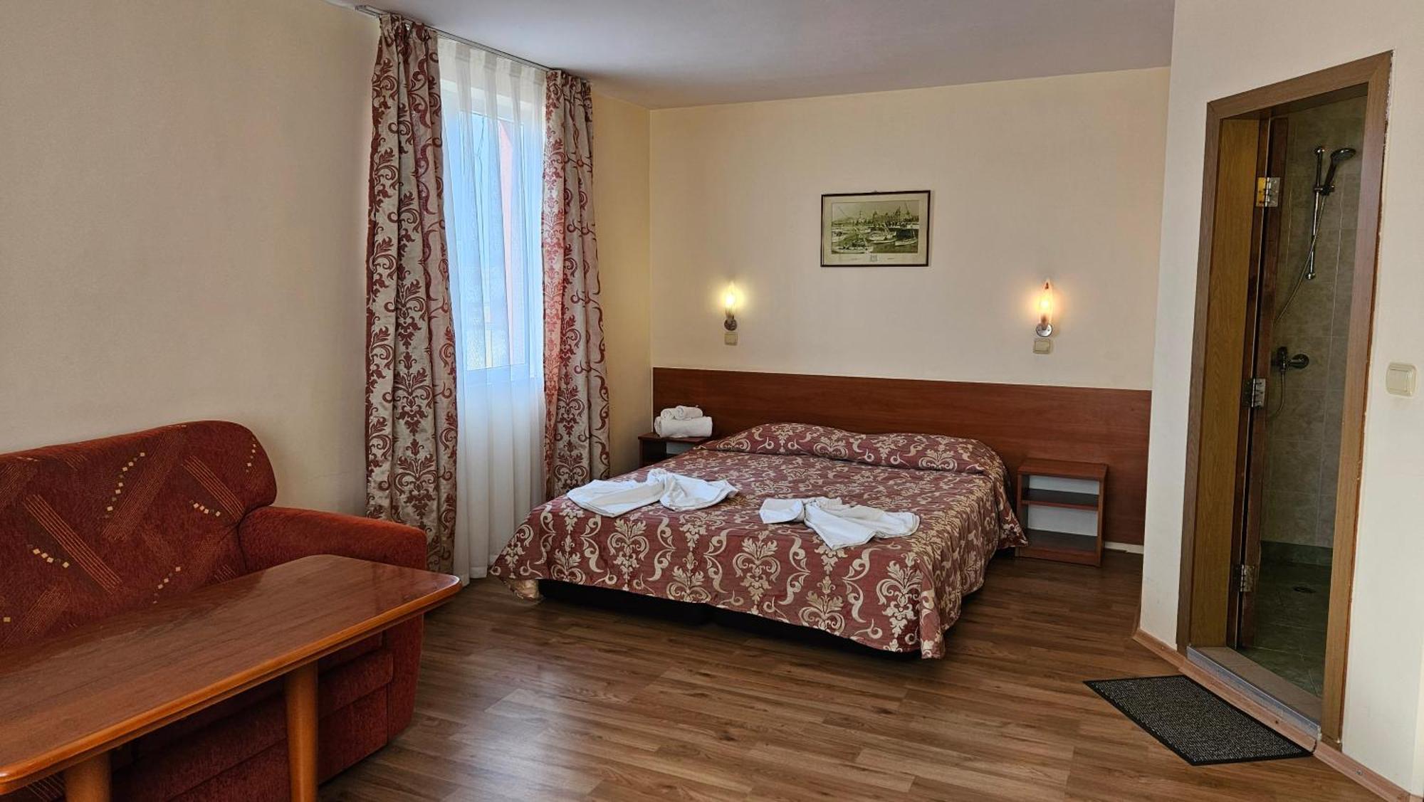 Caprice Family Hotel Varna Extérieur photo
