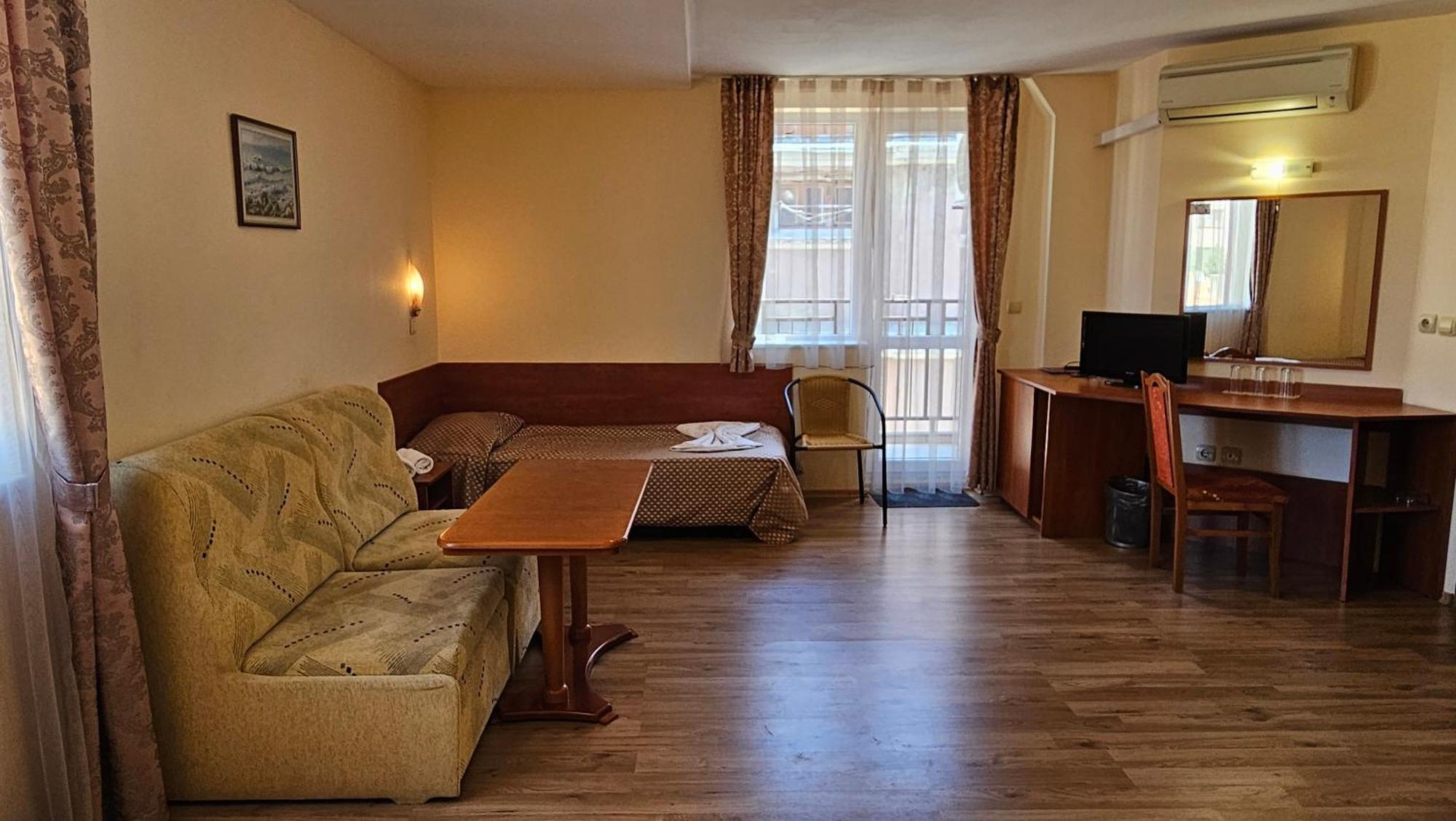 Caprice Family Hotel Varna Extérieur photo