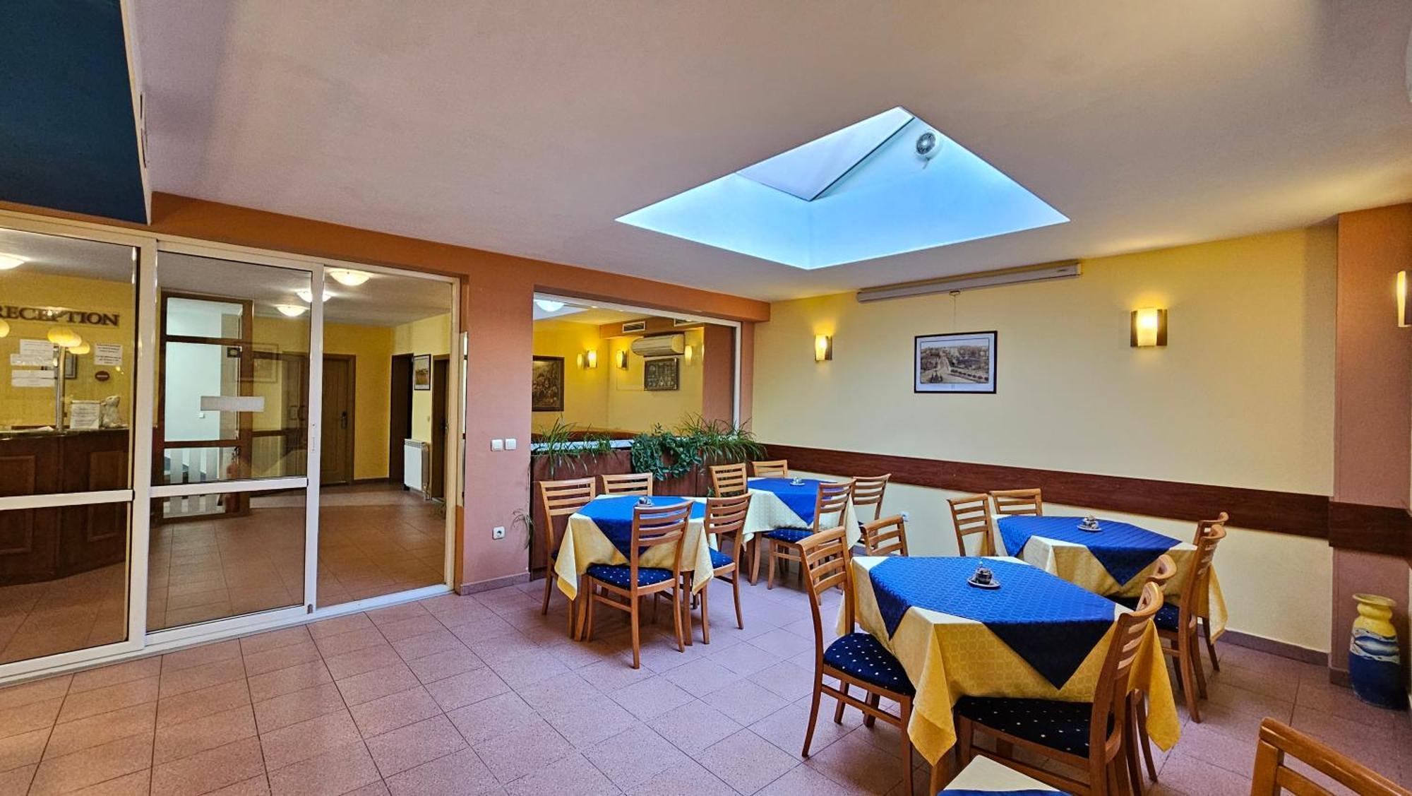 Caprice Family Hotel Varna Extérieur photo