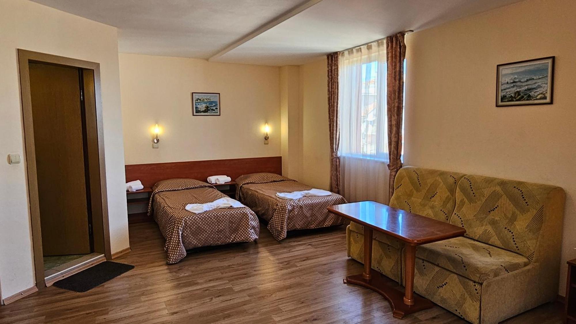 Caprice Family Hotel Varna Extérieur photo