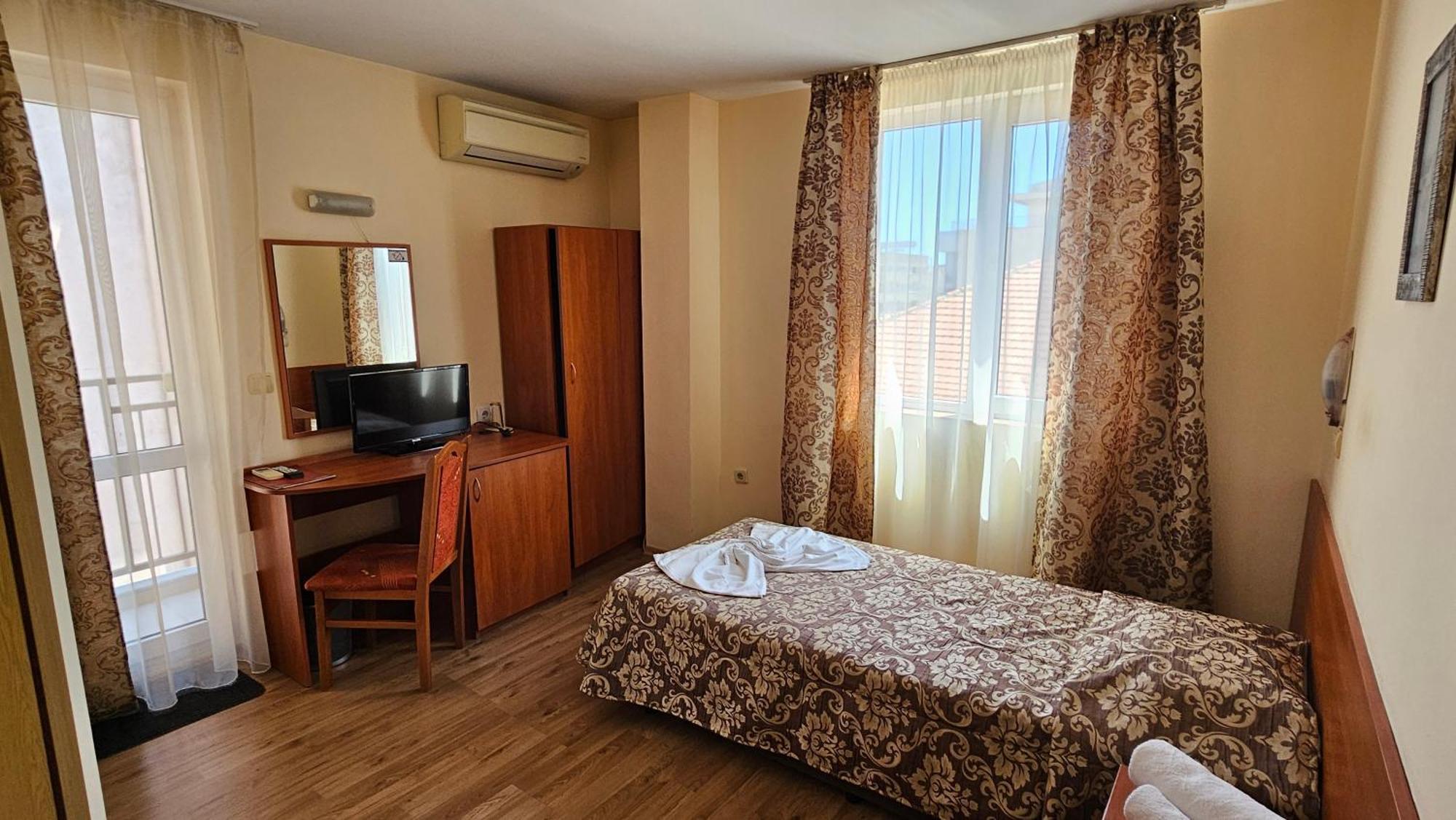 Caprice Family Hotel Varna Extérieur photo