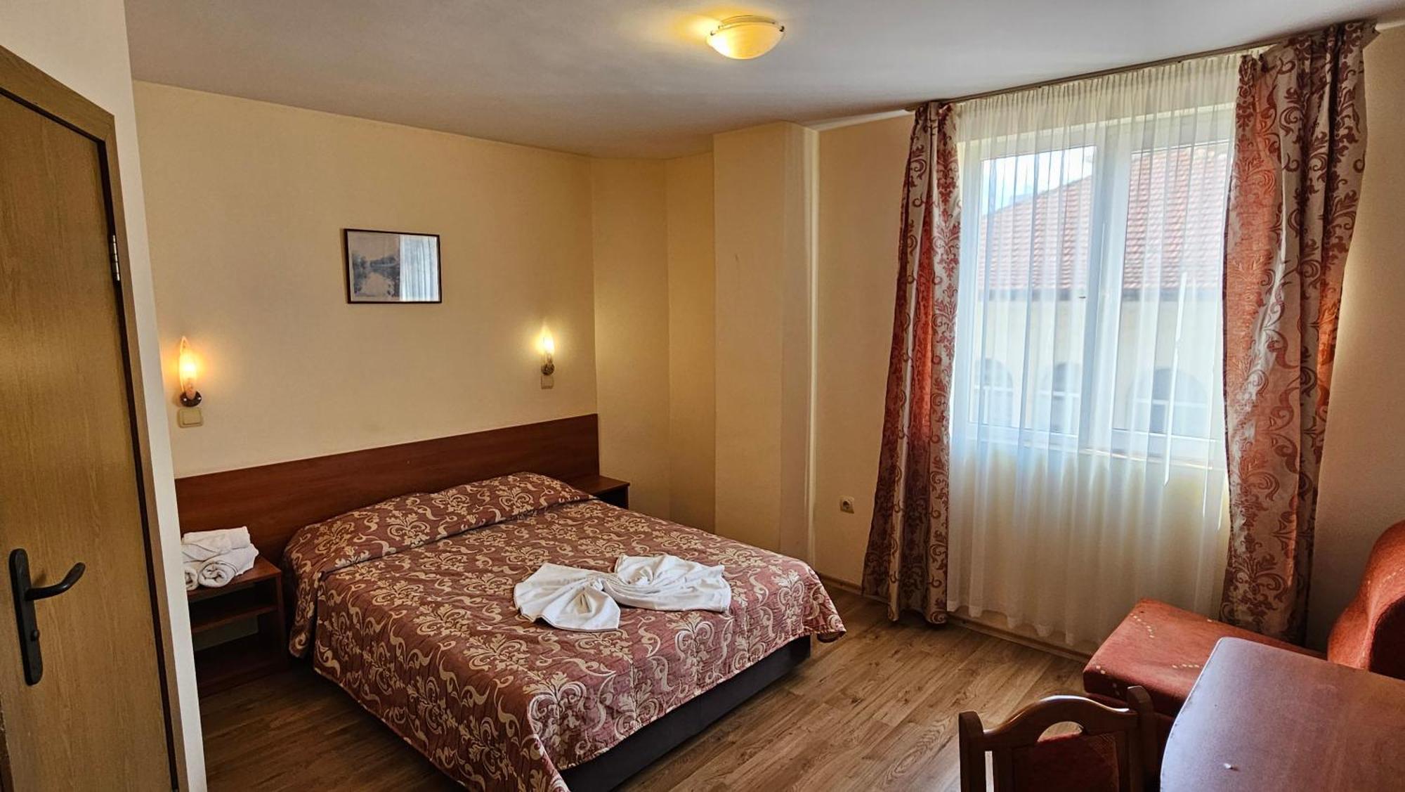 Caprice Family Hotel Varna Extérieur photo