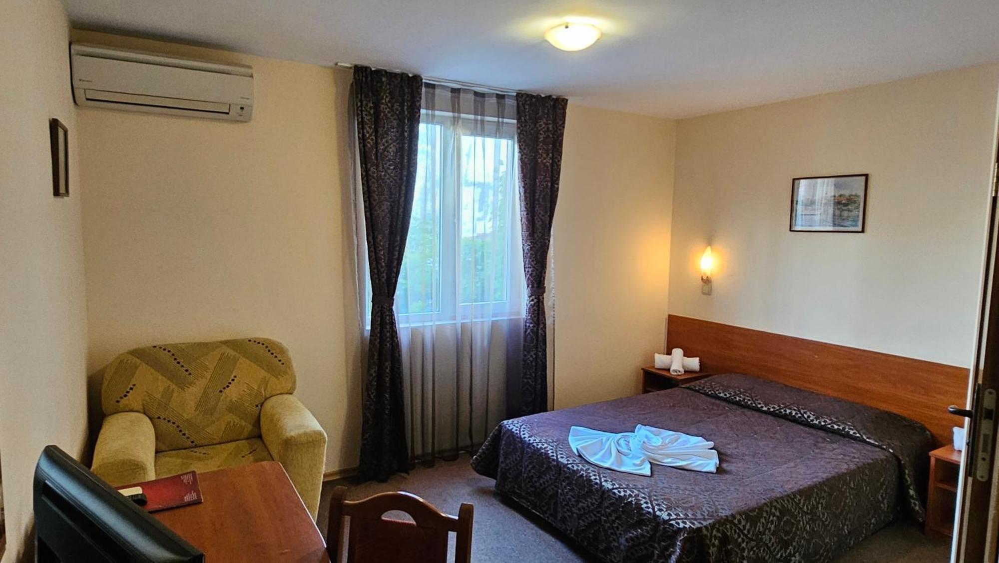 Caprice Family Hotel Varna Extérieur photo