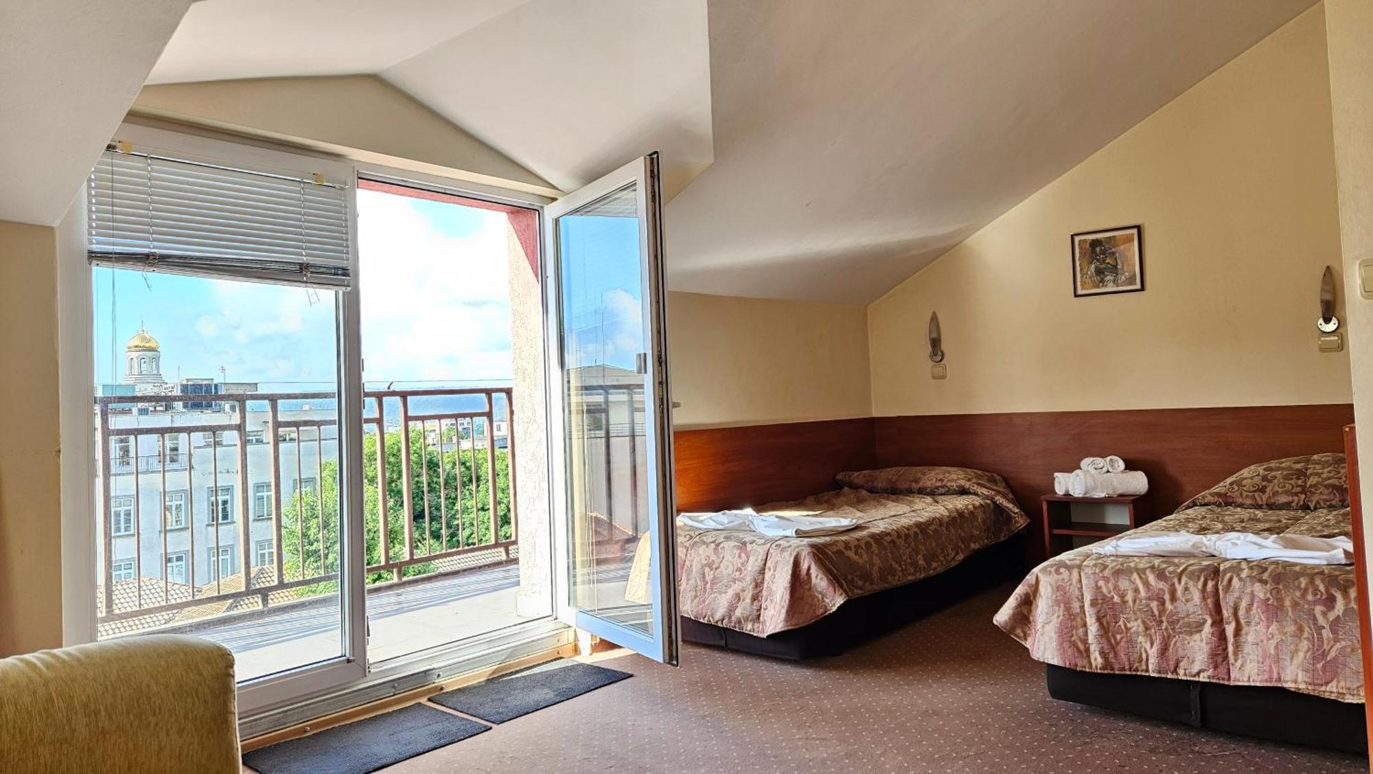 Caprice Family Hotel Varna Extérieur photo